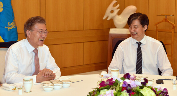 <b>문재인</b>, 조국 재판에 "<b>직권남용</b> 아냐" 결정적 의견서... 