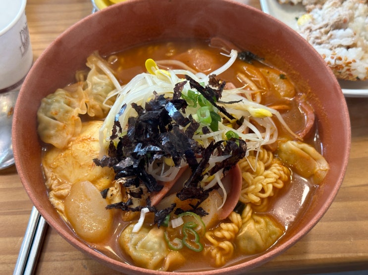  이렇게 매워도 되나 싶은 눈물나게 매운 라면 맛집 틈새라면 홍대놀이터점