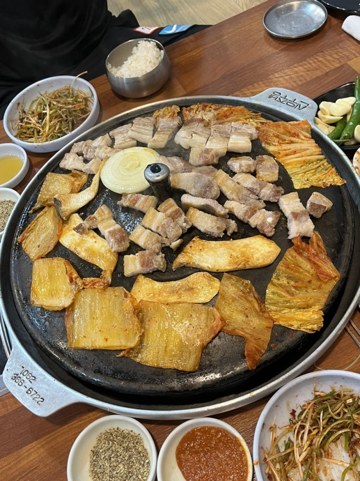  광주 상무지구 쌍촌동 새벽까지 하는 생삼겹살 뼈해장국 김치찌개 '서울식사리해장국' / '왕 솥뚜껑 생삼겹살'