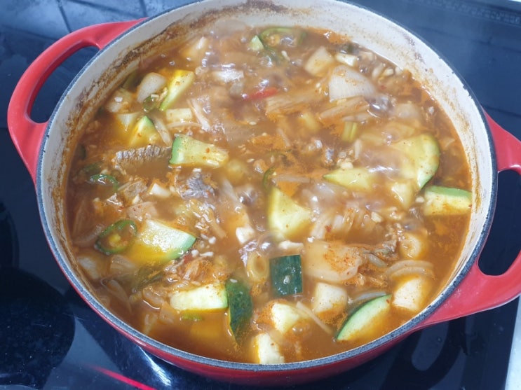  저녁식사로 소고기찌개 끓여 먹었어요.