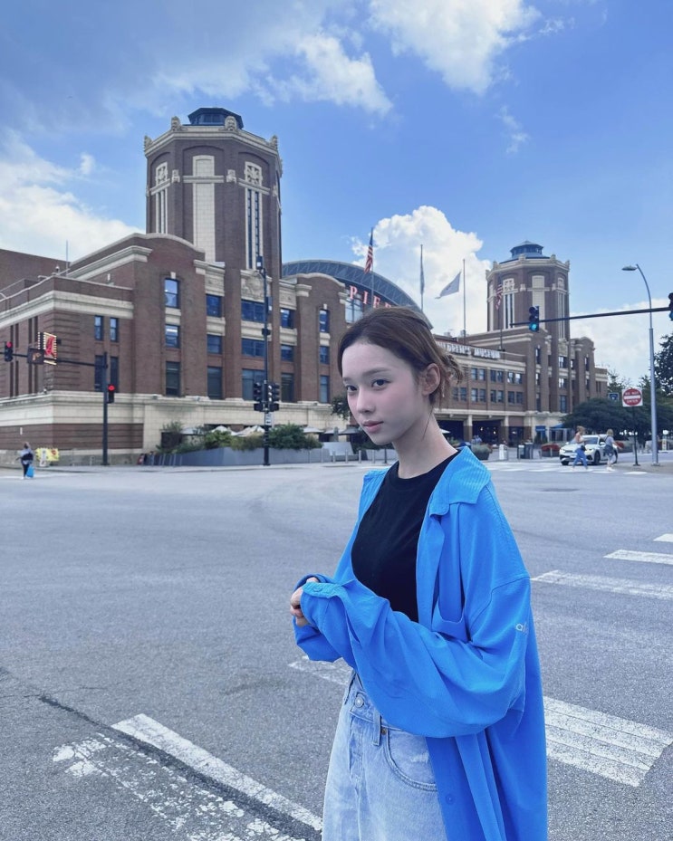  에스파 윈터의 꾸안꾸룩 스타일의 여자 오버핏 블루 셔츠 남방 코디