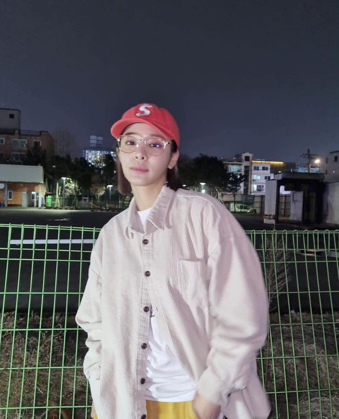  여자 연예인 캐주얼룩 완성을 돕는 슈프림 야구모자 타입의 볼캡 & 캠프캡 추천