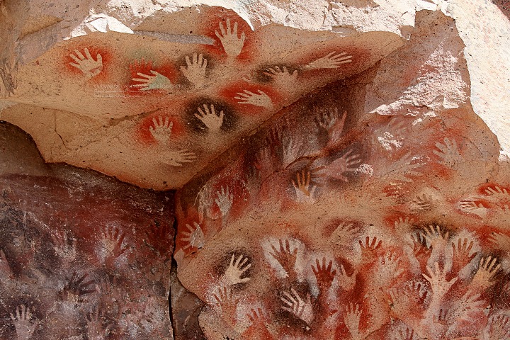 동굴("리오핀투라스")에 남긴 "손모양" 그림의 의미와 상징