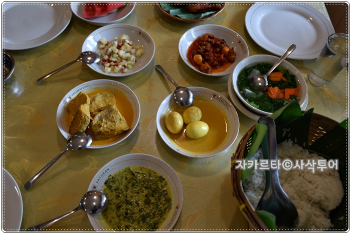  메단 레스토랑 Resto Simpang Tiga - 메단 차량 렌탈