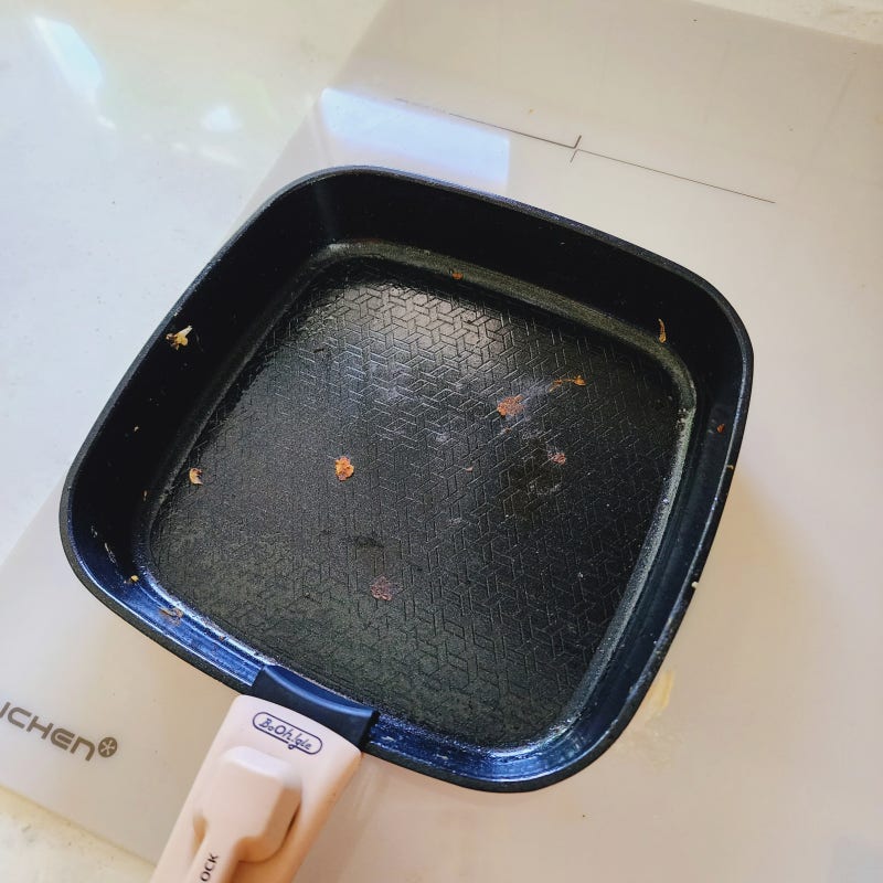 후라이팬 코팅 벗겨짐 우유 이용해 되살리기