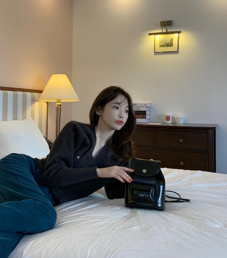  강민경 사복 패션에서 그녀가 픽한 30대 여자 직장인 백팩으로 폴리 재질 비건레더 여성 가방 추천