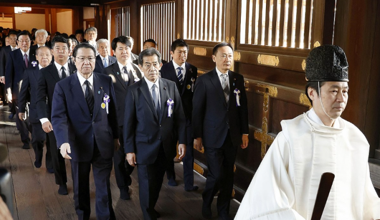일본 국회<b>의원</b>, <b>야스쿠니</b>신사 집단 참배: 국내외에서 논란의 이슈