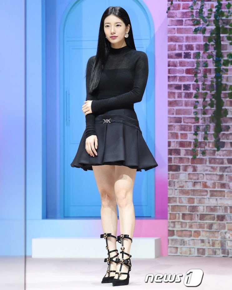 수지 사복 패션 이두나 제작발표회 베르사체 미니 스커트, 터틀넥 목폴라, 펌프스 정보 수지 사복 패션 이두나 제작발표회 베르사체 미니 스커트, 터틀넥 목폴라, 펌프스 정보