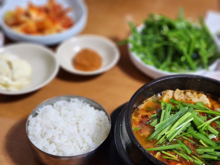  을지로3가역 근처 줄서는 얼큰 순댓국 노포 맛집::농가순대국::