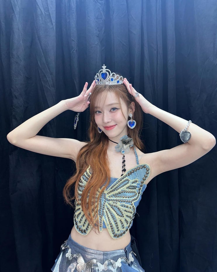에스파 윈터 블루 Blumarine 버터플라이 캐미솔 홀터넥 탑 나비옷 정보 에스파 윈터 블루 Blumarine 버터플라이 캐미솔 홀터넥 탑 나비옷 정보