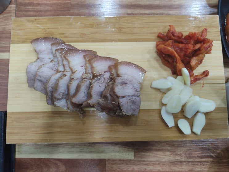  오늘은 뭐먹지? 네 세종에 국수파는 집에서 수육에 막걸리 한잔했어요! 제주도 생각나네요. 돔베고기 맛있게 먹었던 기억!!