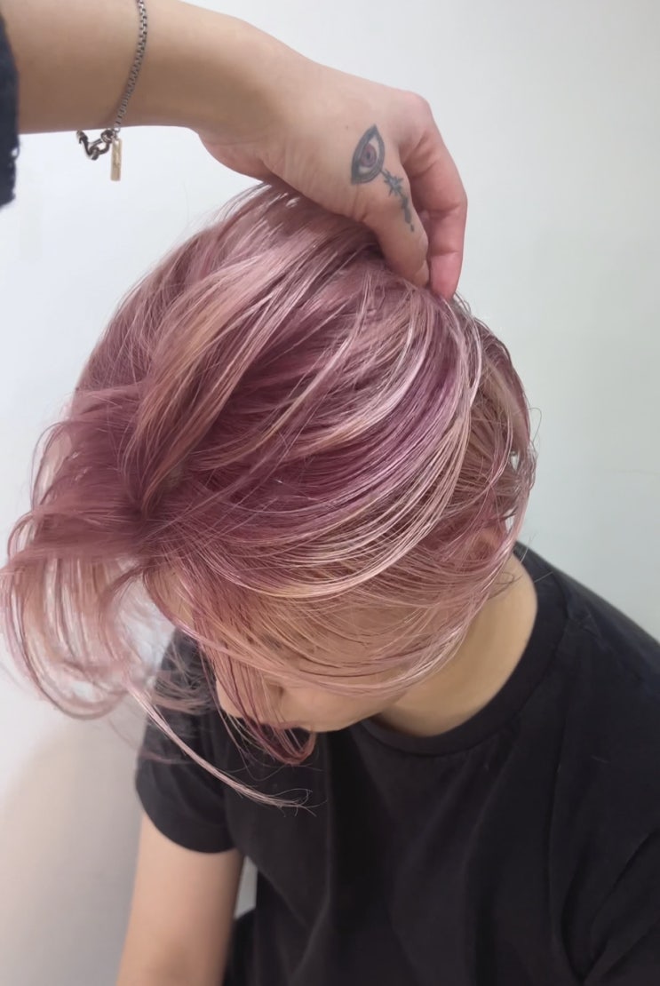  남자장발 핑크 루트쉐도우 컬러디자인으로 핑크염색 어떠신가요
