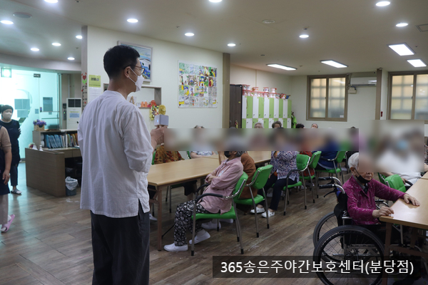  분당주간보호센터(365송은주야간보호센터 분당점) 태극기 바람개비 만들기(미술활동)사진-2023.08.15 성남분당 단기보호
