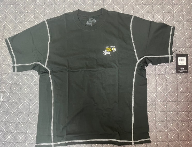 스투시 x 마운틴 하드웨어 티셔츠 스텔스 그레이 리뷰(Stussy x Mountain Hardwear T-Shirt Stealth Grey)-OM0335