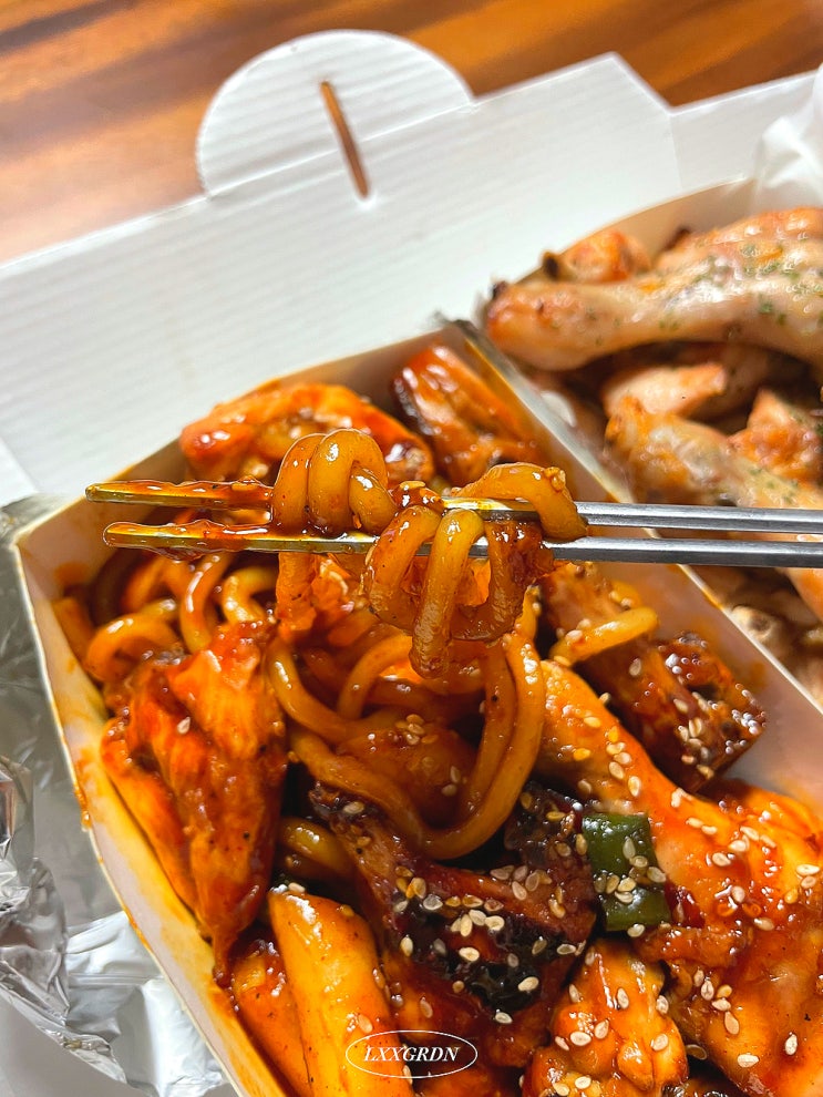  동근이 숯불치킨에 우동사리 추가 안 하면 간첩