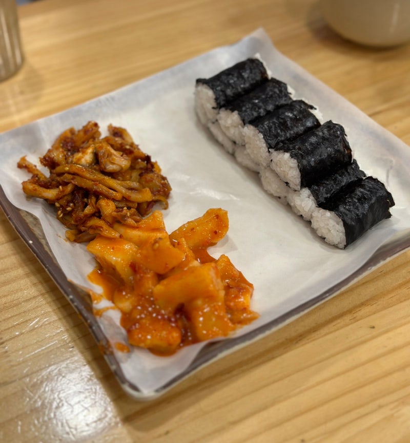 [중구/명동] 아삭한 석박지와 맛있게 매콤달콤한 오징어! 명동충무김밥 본점