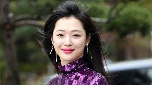 2019년에 돌아간 F(x)가수 그룹 설리에 대한 고인의 명복을...