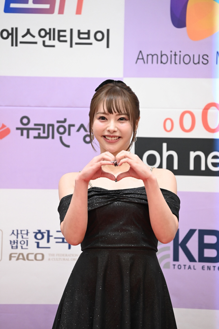日 성인배우 오구라 유나, 韓 황금촬영상 시상식 감사패 받아 '깜짝' 왜? 日 성인배우 오구라 유나, 韓 황금촬영상 시상식 감사패 받아 '깜짝' 왜?