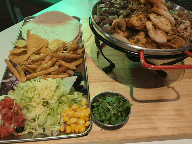  화정맛집 스테이크 파히타 세트 | 더맨타코 화정점 | 엄청 바쁜 집게손이 된 고봉이