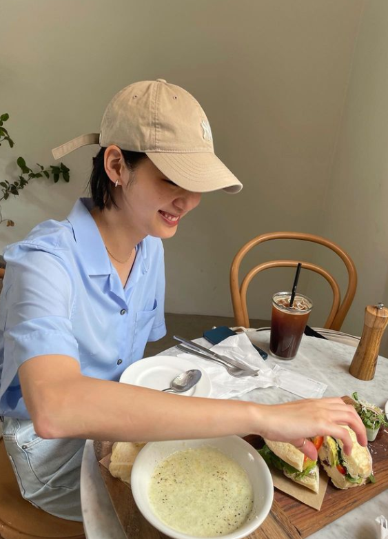  볼캡 요정 김고은의 연예인 패션에서 여자 모자 종류 가운데 여성 야구모자 추천
