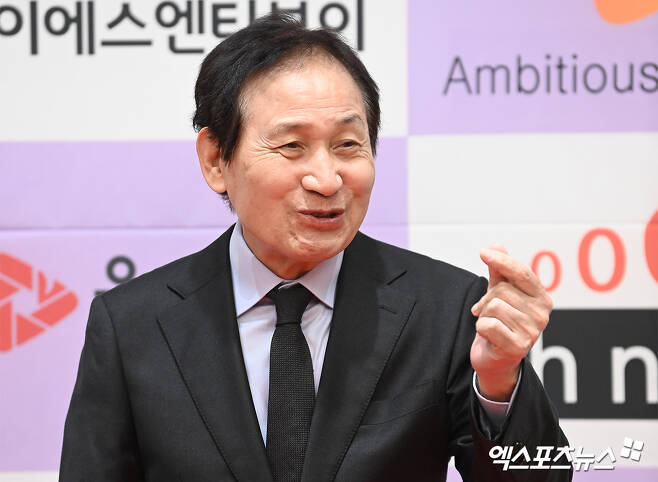 '<b>혈액암 투병</b>' <b>안성기</b>, 손하트+흑발로 뽐낸 건강함…기대되는 행보