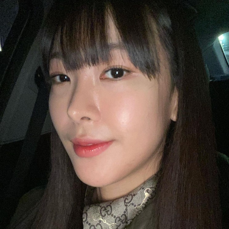  여자 가을 패션에서 고원희의 센스 있는 디테일의 명품 구찌 실크 스카프 코디 추천