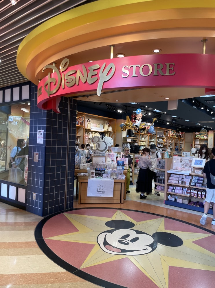 오사카 여행코스 우메다 디즈니스토어 쇼핑