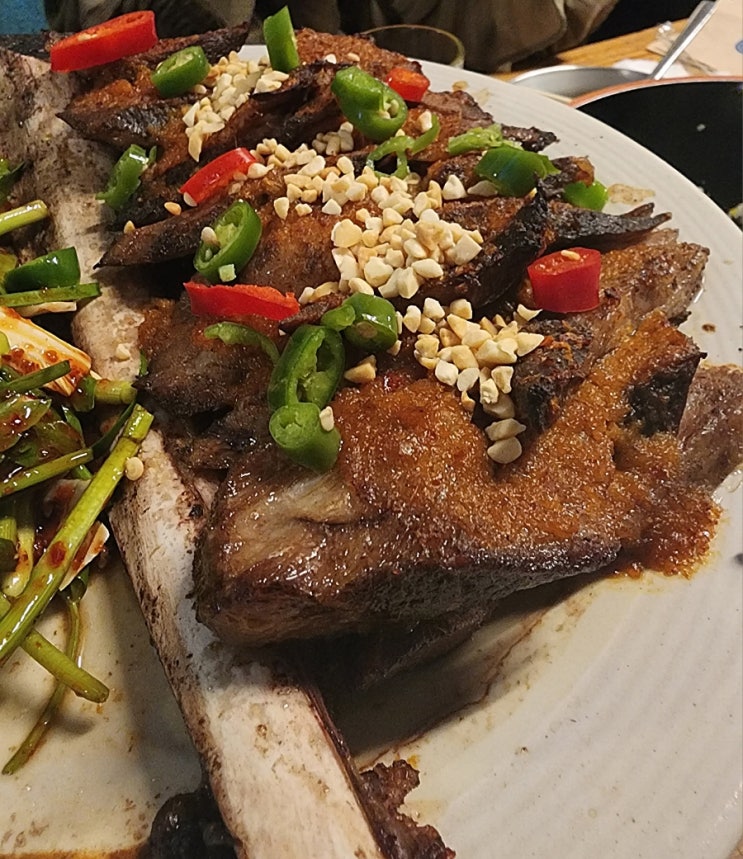  왕십리 갱생 - '수비드양념우대갈비'가 너무 맛있는 교도소 컨셉의 술집이 있다고?!