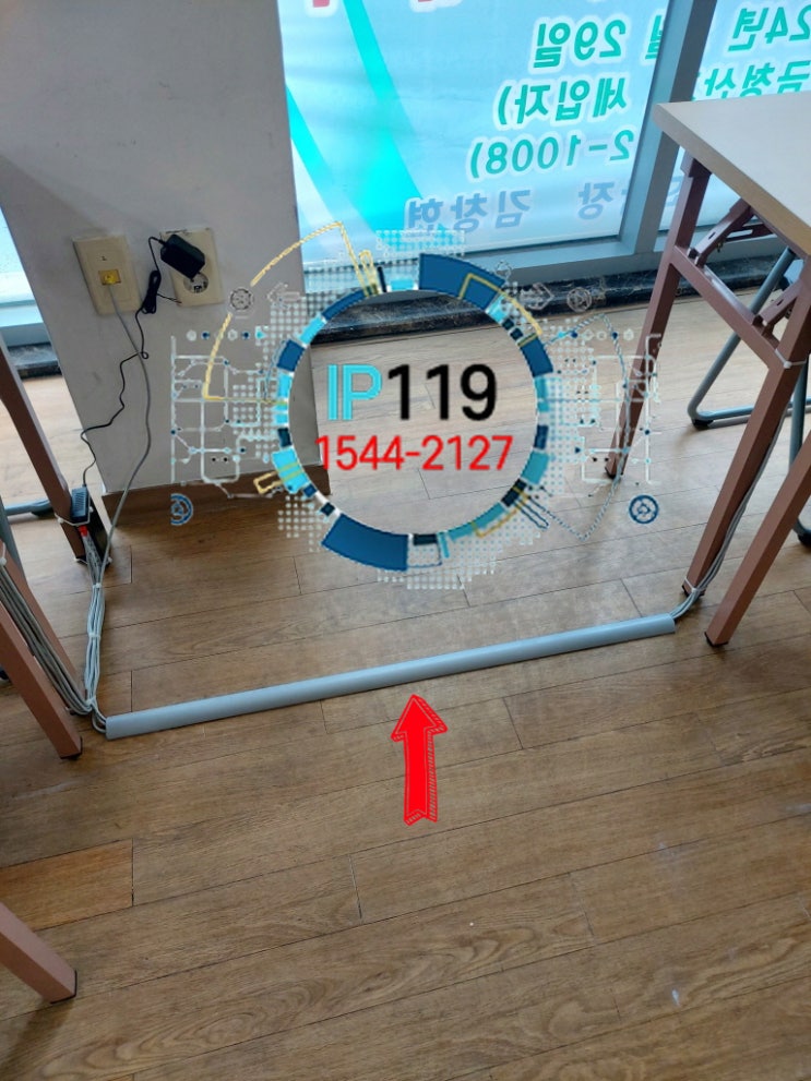  사무실 바닥에 임시 랜공사 작업하면서 선로 정리 후 구축까지 했습니다