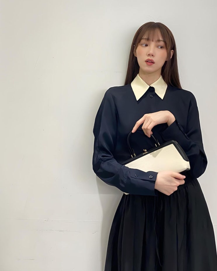 배우 이성경의 30대 프렌치시크룩 스타일의 질샌더 명품백 여자 가방과 블랙 셔츠&스커트 코디