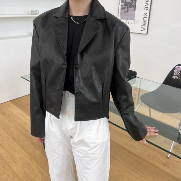  트랜디한 오버핏 크롭 에코레더자켓