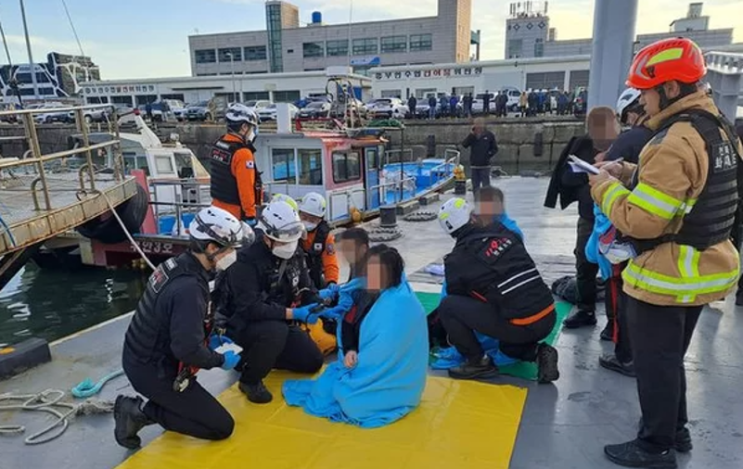 전북 <b>부안</b> 낚시배 전복, 4명 사망·14명 중경상, "현재까지 사고... 