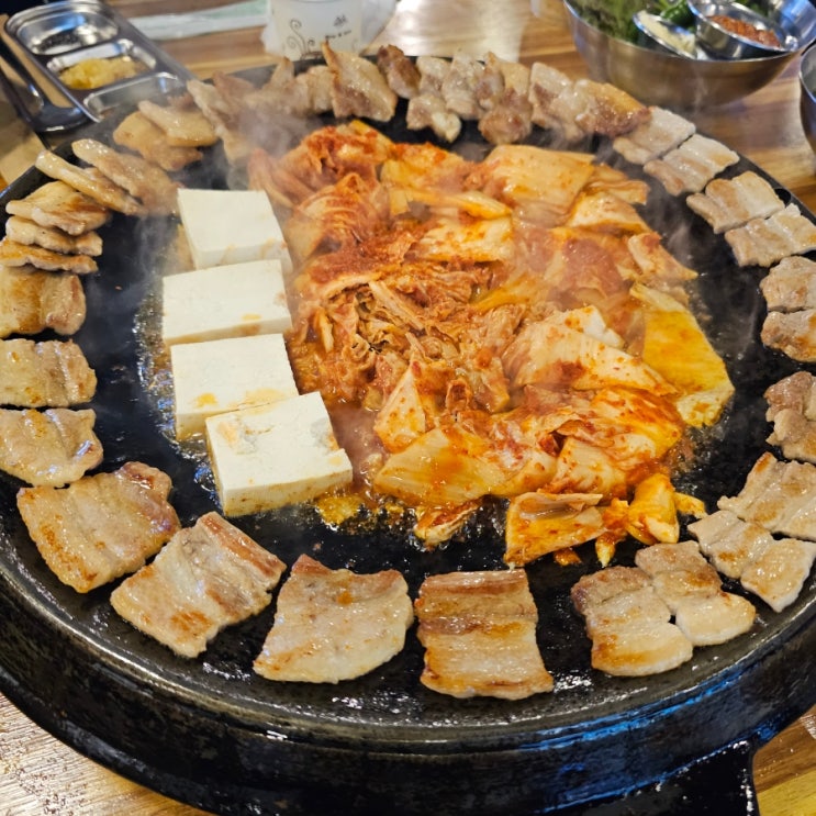  [서울 강남구] 삼겹살 + 두부 + 김치 / 삼겹살기름으로 김치를 굽는 신사역 내돈내산 맛집 "무쇠김치삼겹"