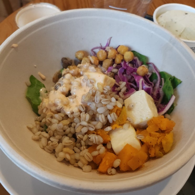  스타벅스 신메뉴 두부 웜 포케샐러드 피스타치오 젤라또 + 토마토로제수프 후기