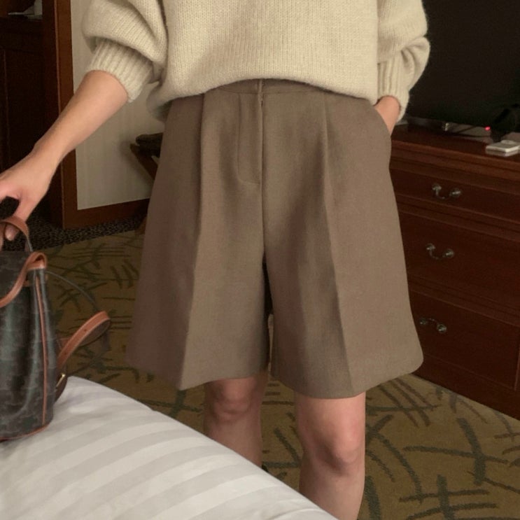  도톰한 모직 울 핀턱반바지 와이드 가을버뮤다팬츠
