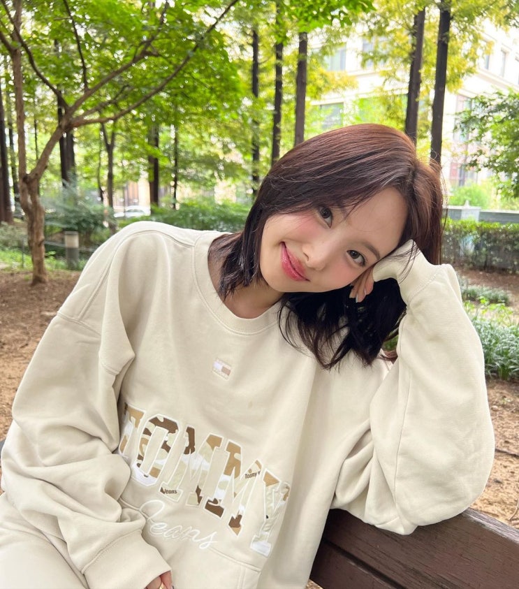  나연의 가을상하복 여자 트레이닝 셋업 패션으로 타미 힐피거 맨투맨 스웻 셔츠와 카고 팬츠 코디