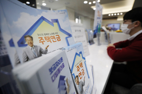 “지금 집값으로 연금 받자”…부동산 가격 하락 전망에 주택연금 가입자 사상 최다 “지금 집값으로 연금 받자”…부동산 가격 하락 전망에 주택연금 가입자 사상 최다