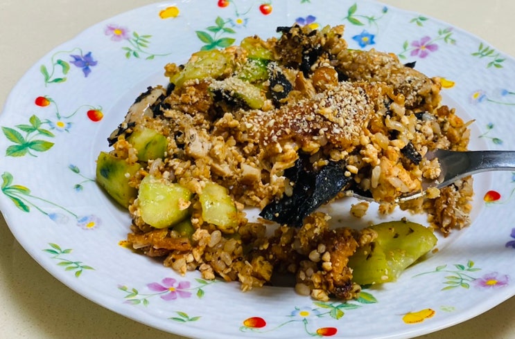 치밥 남은 통오이김밥과 진서연 소보로두부 레시피로 치킨볶음밥 만들기