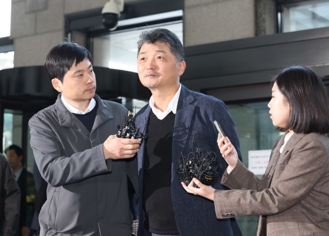[속보] <b>카카오 김범수</b>, 금감원 <b>출석</b>…"성실히 조사 임하겠다"