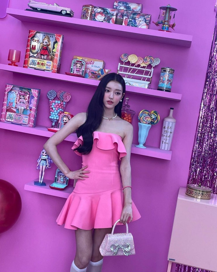 오마이걸 유아, 이게 진짜 인형 비주얼...핑크 드레스 입고 눈부신 미모 발산 오마이걸 유아, 이게 진짜 인형 비주얼...핑크 드레스 입고 눈부신 미모 발산