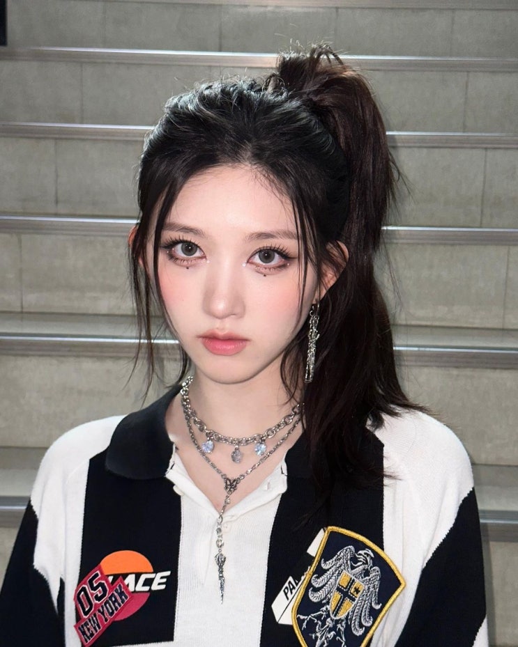  2023 연예인 패션 트렌드로 여자 스트릿 룩 패션 그 잡채 팔라스 져지로 블록코어룩 완성 w. 가을