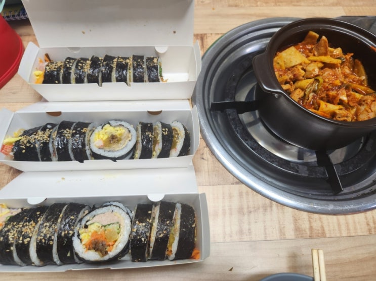 상도동 김밥 테이크 아웃 전문점 김밥엔 다양한 종류의 재료를 활용한 김밥으로 끼니를 해결해 보자!