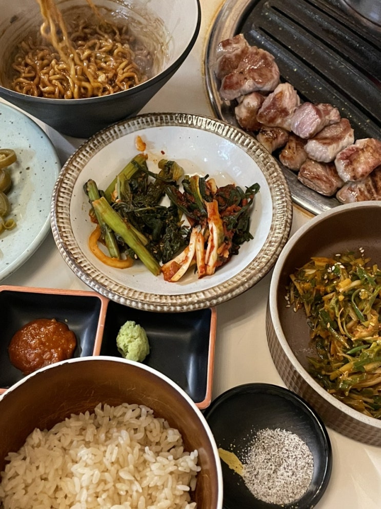  구워주는  목살과 밥이 맛있는 성수 맛집 꿉당 성수점