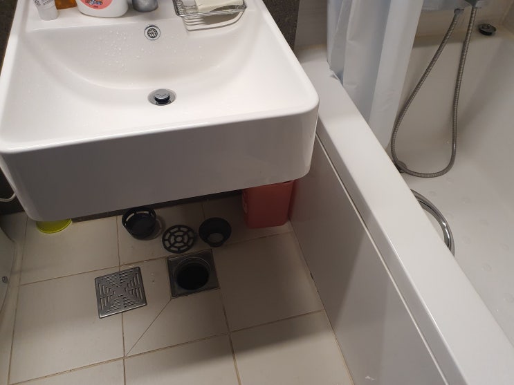 이런 구조의 화장실 배수관 막힘은 배수구 마개 덮개까지 열어 봐야