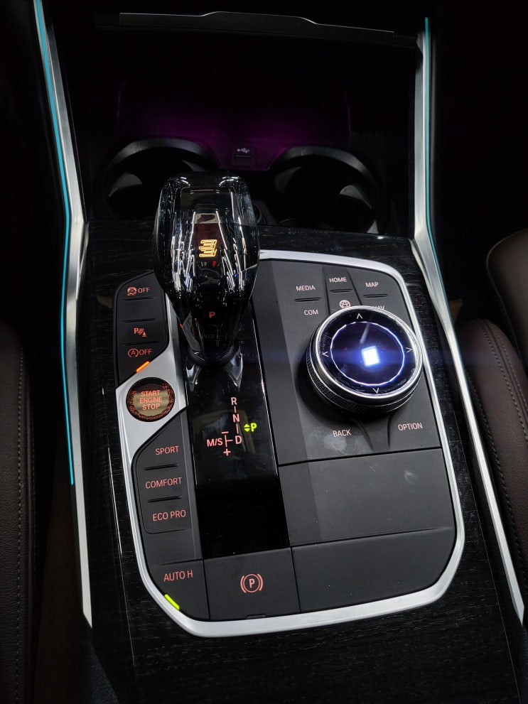  BMW G20 3시리즈 50주년 엠블럼교체+크리스탈 기어봉 3종+M 퍼포먼스 뿔 미러 교체