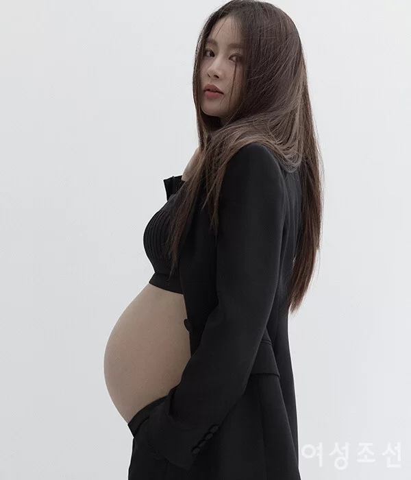 '둘째 임신' 강소라, 아름다운 D라인 우아한 만삭 화보...이보다 더 과감할 수가 "한계는 없다"