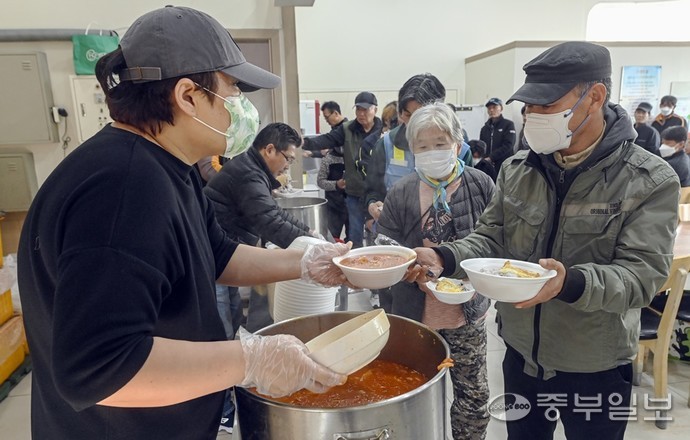 [현장24시] 폐지·빈병 주워 끼니 해결… 겨울이 두려운 노인들