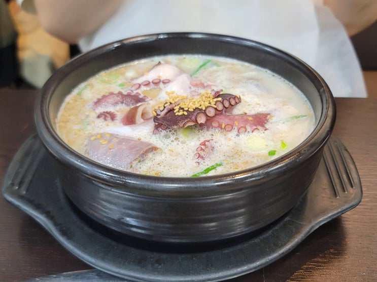 [미각] 강동구 성내동 맛집, 꿀꿀진순대국의 건더기 가득한 국밥