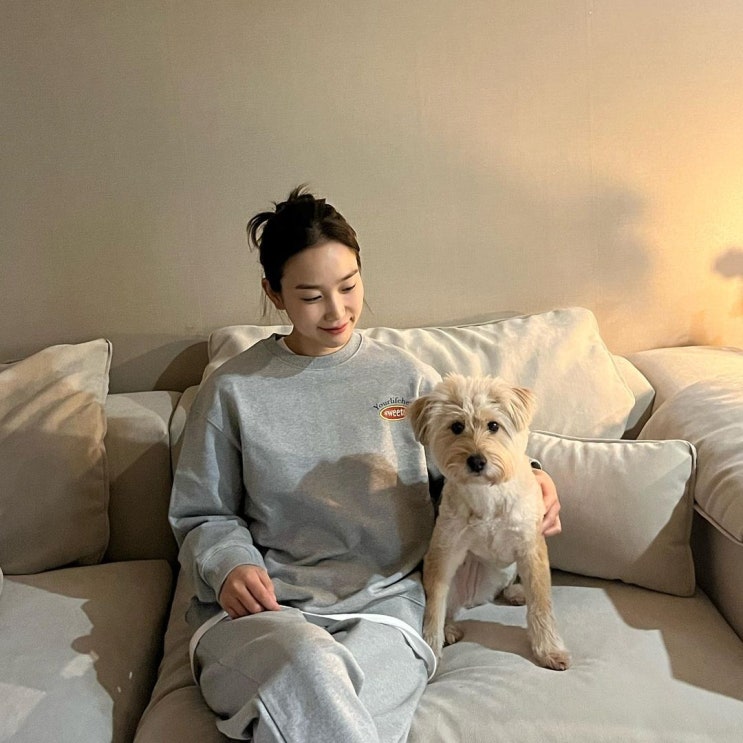  가을 상하복 여자 셋업 애슬레저룩으로 맨투맨 스웻셔츠와 스웻 조거 팬츠  패션 w. 장희령
