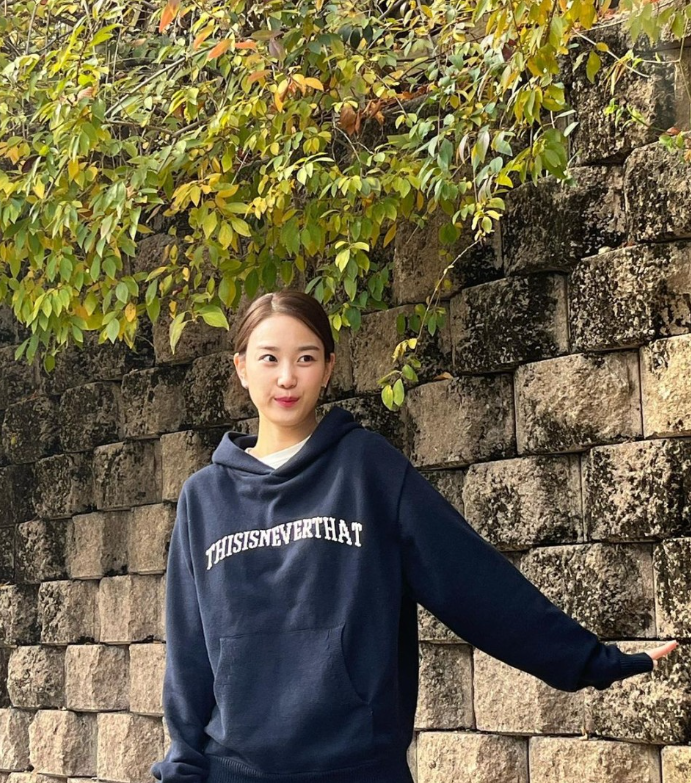 장희령의 가을에 어울리는 자연스런 꾸안꾸룩으로 여자 오버핏 후드 티 코디 추천